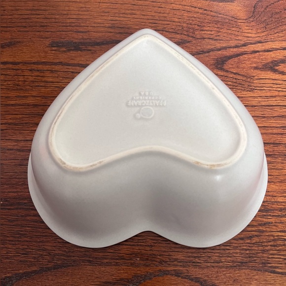 Pfaltzgraff Yorktowne Pattern Heart-Shaped Ceramic Bowl. - Picture 5 of 8